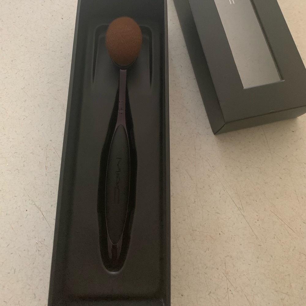 Mac Oval 6 Brush